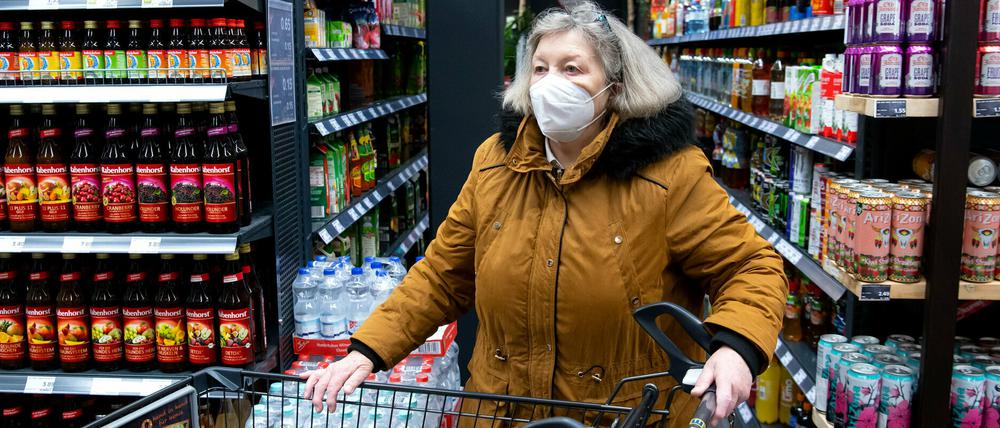 Einkauf im Supermarkt ist in Brandenburg ab Samstag nur noch mit FFP2-Schutzmaske oder medizinischen OP-Masken erlaubt.