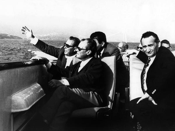 Bei einem Bootsausflug zeigte 1971 der sowjetische Staatschef Leonid Breschnew (l) dem deutschen Bundeskanzler Willy Brandt (Mitte, SPD)  und dem Staatssekretär Egon Bahr (SPD) die Krim.