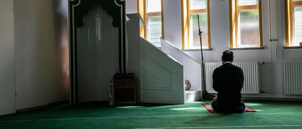 Ein Gemeindemitglied betet in der Al-Farouk-Moschee in Potsdam.
