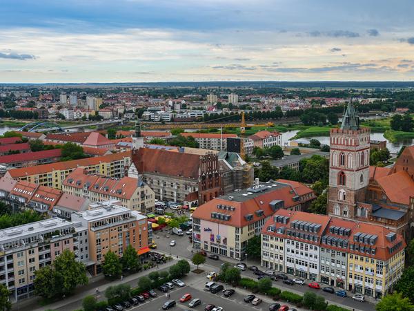 Blick über das Stadtzentrum von Frankfurt (Oder) dem Grenzfluss Oder und dahinter der polnischen Stadt Slubice.