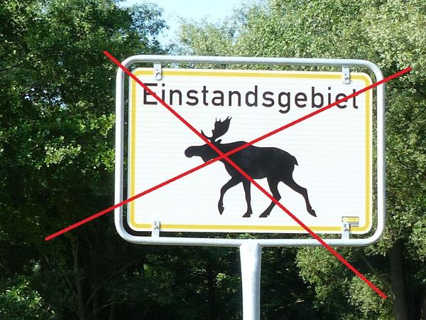 So das Elch-Schild, aufgestellt in Teltow-Fläming, einmal aus. Die Landkreisverwaltung hat das Foto versendet und das Schild rot durchgestrichen.