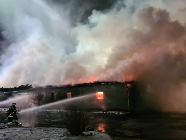 Eine rund 1200 Quadratmeter große Produktionshalle einer Döner-Fabrik ist am Montagabend in Schönefeld in Brand geraten. 
