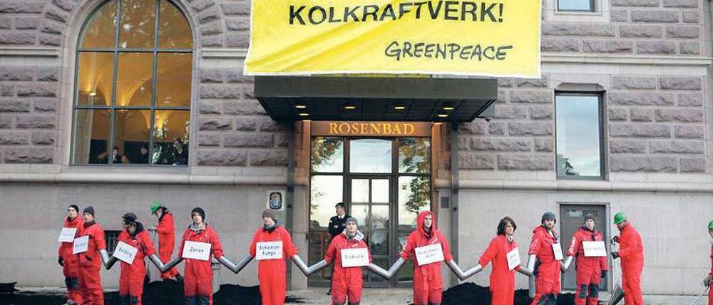 Protest auf Schwedisch. Im Oktober 2009 schütteten Greenpeace-Aktivisten 18 Tonnen Braunkohle rund um den Eingang der Stockholmer Regierungskanzlei und hielten Schilder mit den Namen schwedischer Kohlekraftwerke in Deutschland in die Luft.