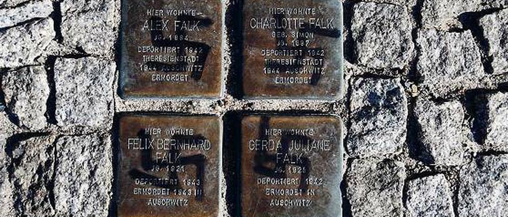 Rechtsextreme Gewalt, Übergriffe – oder wie hier die Schändung von Stolpersteinen, die an von den Nazis deportierte Juden erinnern, nehmen aktuell sogar zu.