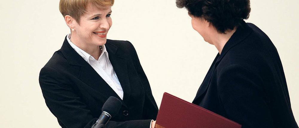 Wechsel. Landtagspräsidentin Britta Stark (r.) gratuliert am Mittwoch der neuen Wissenschaftsministerin Martina Münch nach dem Ablegen des Amtseides.