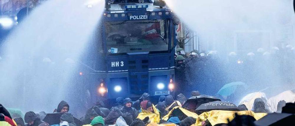 Im Einsatz: Beim Bundesparteitag der AfD im Dezember 2017 in Hannover kamen auch Brandenburgs Wasserwerfer zum Einsatz. In der Mark selbst fahren sie meist nur zur Abschreckung auf.