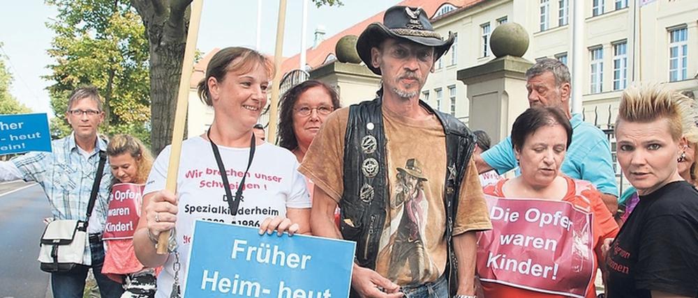 Vor fünf Jahren demonstrierten ehemalige DDR-Heimkinder vor der Potsdamer Staatskanzlei. 