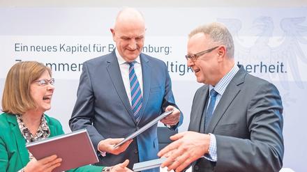 Dietmar Woidke (SPD/M.), Ursula Nonnemacher (Grüne) und Michael Stübgen (CDU) unterzeichnen den Kenia-Koalitionsvertrag.