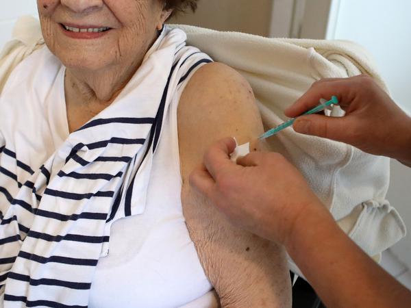 Impfung einer Seniorin in einem Pflegeheim in Potsdam.