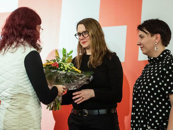 Diana Golze (links), die scheidende Landesvorsitzende gratuliert Anja Mayer (Mitte), und Katharina Slanina.