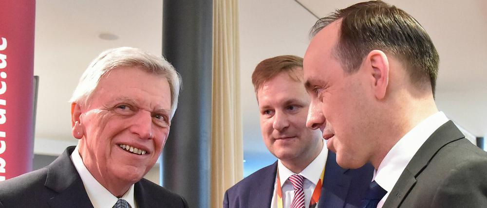 Volker Bouffier (CDU, l-r), Hessens Ministerpräsident, unterhält sich auf dem Brandenburger CDU-Landesparteitag mit Steeven Bretz und Ingo Senftleben.