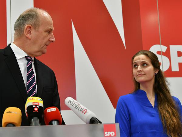 Ministerpräsident Dietmar Woidke mit Maja Wallstein (beide SPD) bei der Pressekonferenz nach dem Eklat um Simon Vaut.