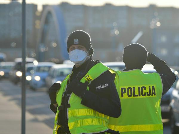 Polnische Polizisten kontrollieren den Verkehr an der deutsch-polnischen Grenze in Frankfurt/Oder am 14. März 2020. 