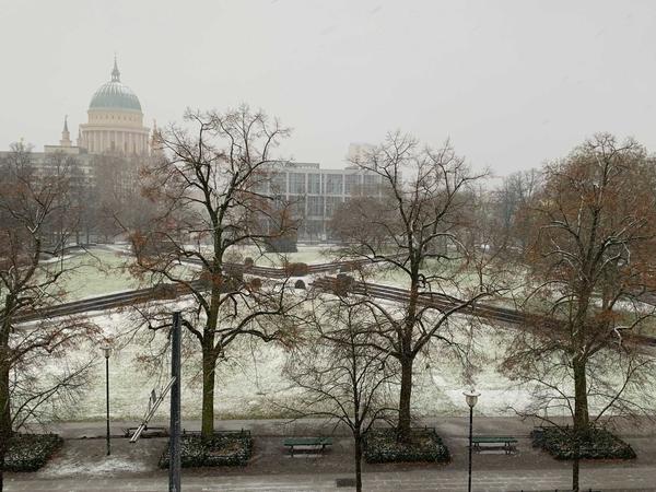 Eine leichte Schneedecke auf dem Platz der Einheit in der Potsdamer Innenstadt. 