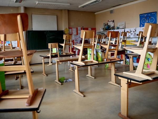 Ein leeres Klassenzimmer einer Grundschule.