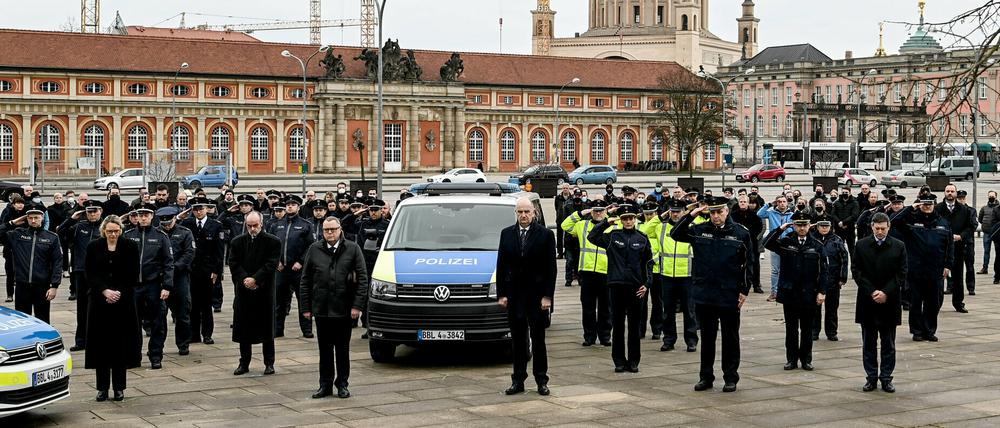 Beamte der Brandenburger Polizei beteiligten sich in Potsdam an der bundesweiten Schweigeminute.