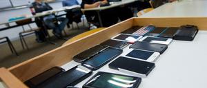 Smartphones sind an vielen Schulen in Brandenburg verboten, sie sollen aber zukünftig häufiger zum Einsatz kommen.