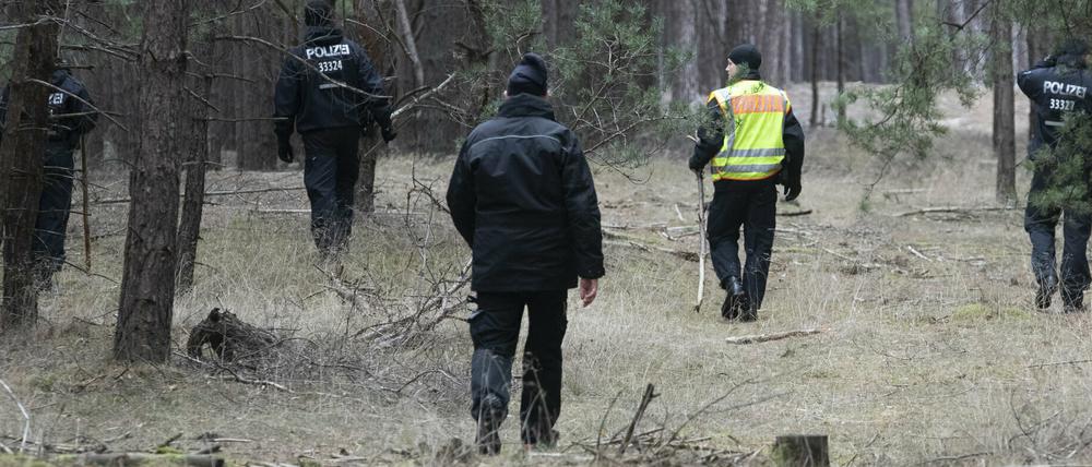 Polizisten durchsuchten drei Tage lang ein Waldstück im Landkreis Oder Spree auf der Suche nach Rebecca.