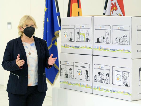 Ulrike Liedtke, Präsidentin des Brandenburger Landtages, nimmt in Aktenordnern gesammelte Unterschriftenlisten der Volksinitiative "Verkehrswende Jetzt" entgegen. 