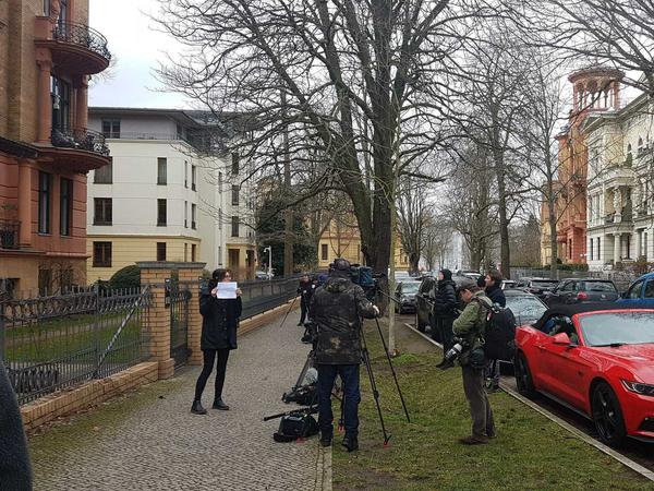 Vor dem Potsdamer Haus des AfD-Fraktionsvorsitzenden Alexander Gauland hat sich die Presse postiert.