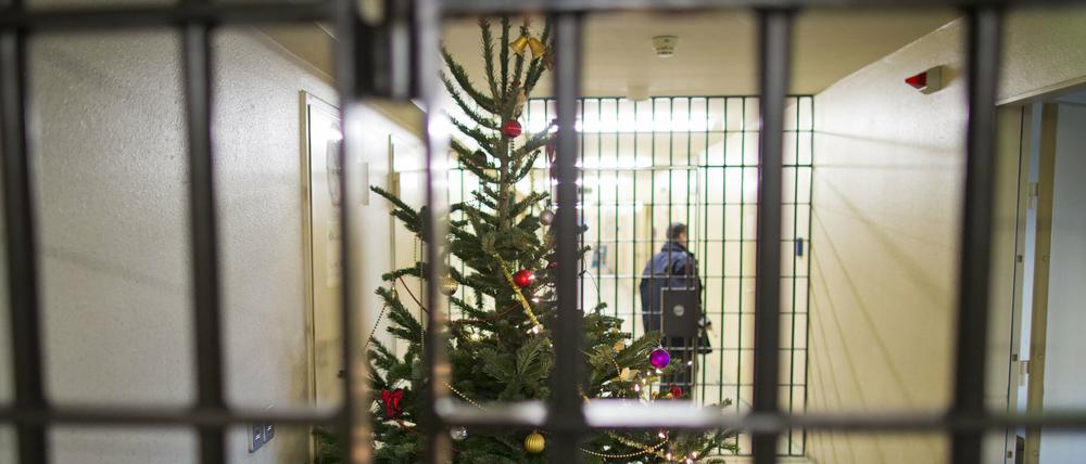 Wegen der anstehenden Weihnachtstage kommen einige Insassen in Brandenburg vorzeitig aus dem Gefängnis.
