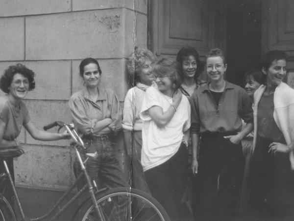 1990 war das Frauenzentrum in der heutigen Zeppelinstraße zuhause, v.l.n.r.: Ute Tröbner, Dagmar Döring, Brigitte Kirsten, Beate Müller, Barbara Fadtke, Jeanette Toussaint, Sieglinde Reinhardt, Wernick und Lea Edelmann.