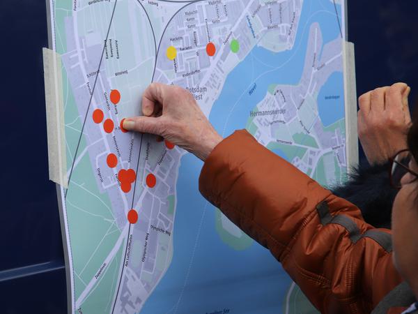 Anwohner machten in Potsdam-West einige Kritikpunkte aus - und kennzeichneten diese mit roten Klebepunkten.