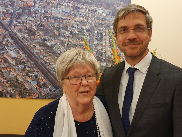 Hannelore Knoblich an ihrem 80. Geburtstag gemeinsam mit Oberbürgermeister Mike Schubert.
