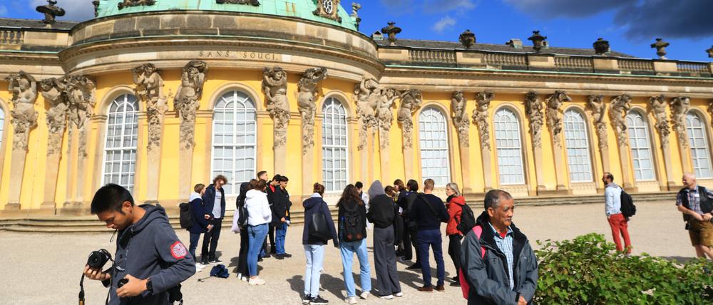 Besucher im Park von Schloss Sanssouci  in Potsdam.
Foto: Thilo Rückeis