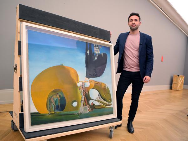 Kurator Daniel Zamani neben dem Werk von Dalí.