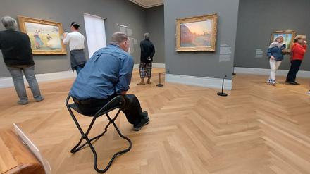 Ein Besucher betrachtet im Barberini das Bild von Monet.