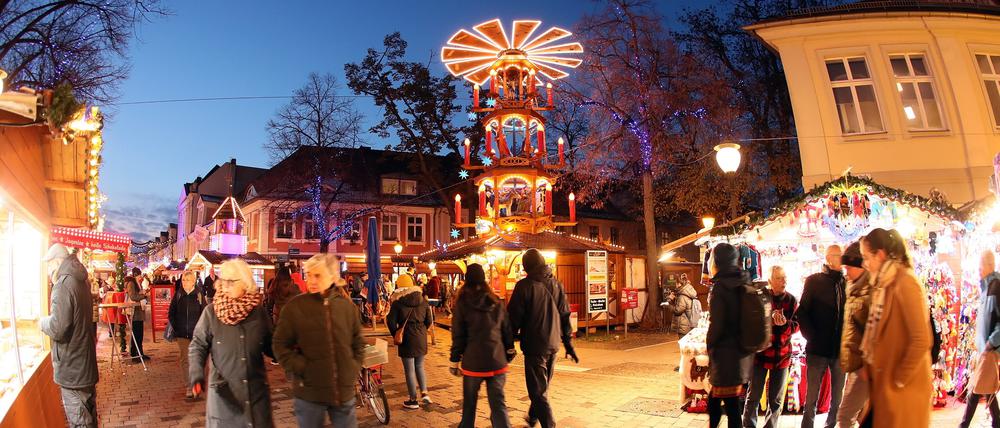 Auf dem Weihnachtsmarkt „Blauer Lichterglanz“ in Potsdam.