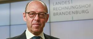 Christoph Weiser, Präsident des Landesrechnungshofes Brandenburg, auf einer Pressekonferenz zum Jahresbericht 2021.