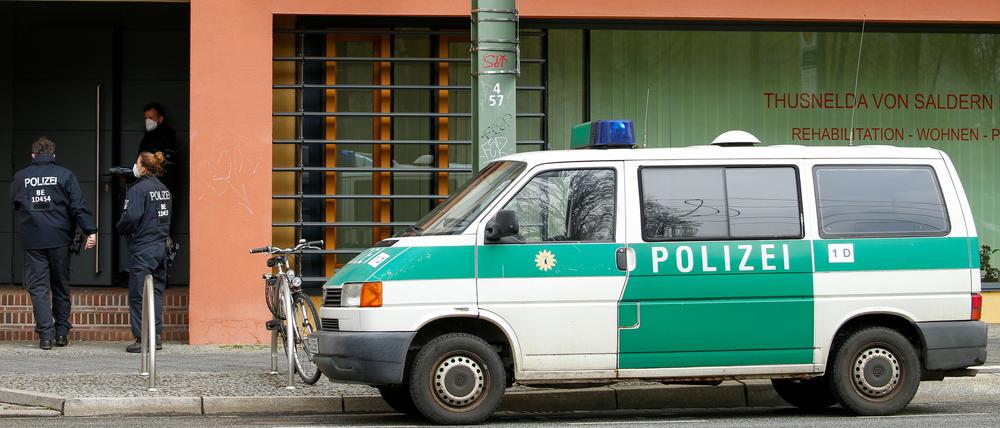 Polizisten am Donnerstag am Tatort.