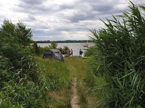 Anwohner wehren sich gegen Kitesurfer auf dem Fahrländer See: Parkende Autos und wilde Camper im Biotop und auf den Äckern.