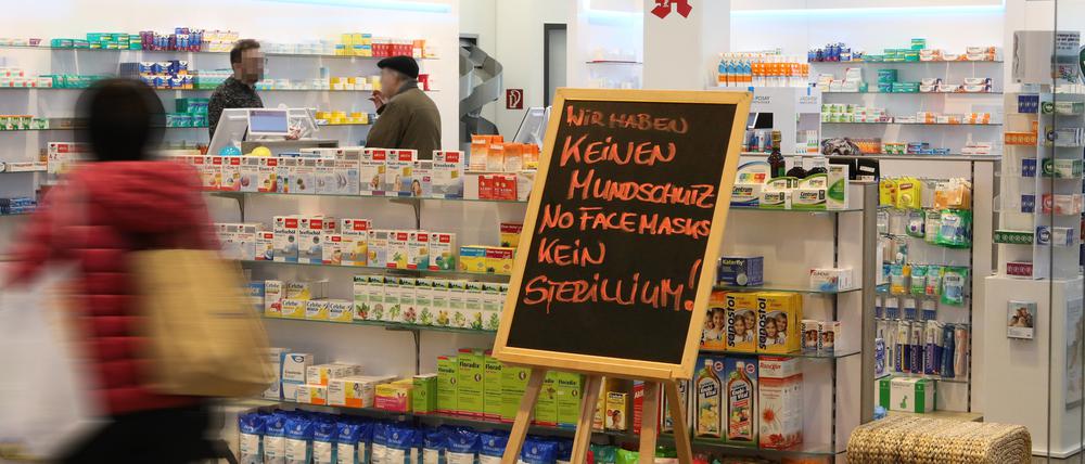 Ein Schild weist in der Apotheke in den Potsdamer Bahnhofspassagen darauf hin, dass Mundschutz und Desinfektionsmittel nicht erhältlich sind.