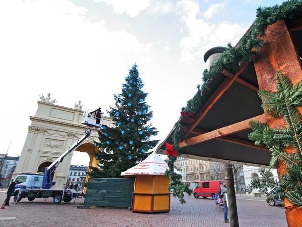 Schon Mitte November beginnt der Aufbau des Weihnachtsmarkts.