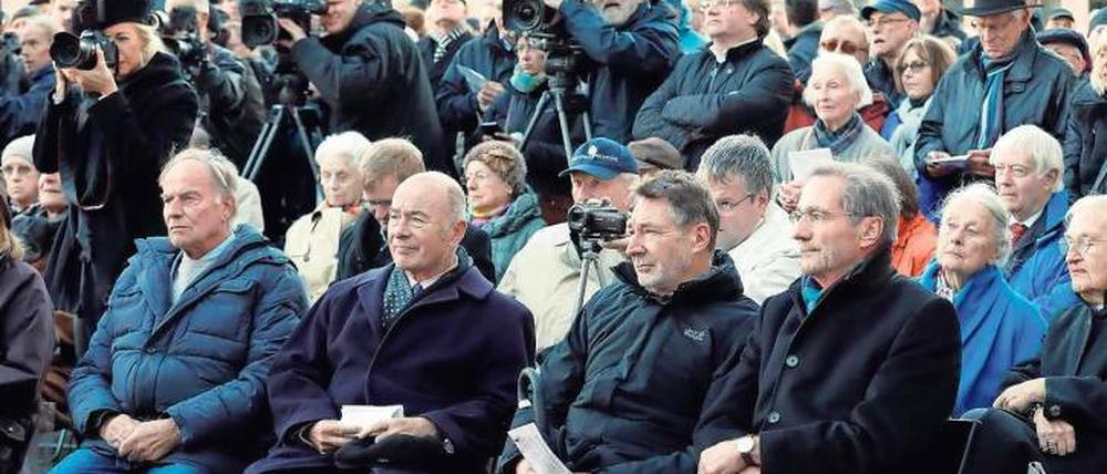 Prominente Gäste beim Gottesdienst zum Start Wiederaufbaus des Garnisonkirchturms in Potsdam: Ex-Ministerpräsident Matthias Platzeck (SPD), Oberbürgermeister Jann Jakobs (SPD) und Ex-Innenminister Jörg Schönbohm (von rechts) nahmen teil.