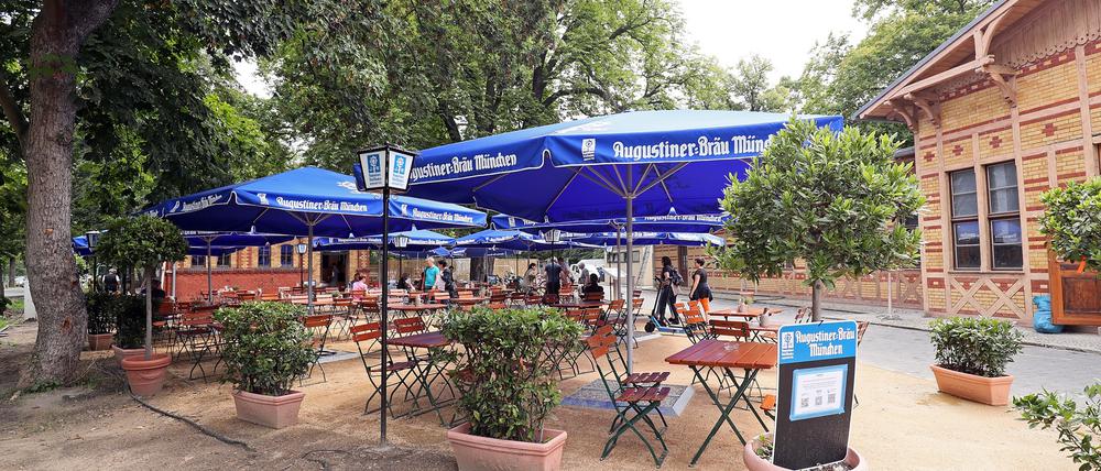 Gegrilltes und Getränke gibt es im neueröffneten Bürgerbahnhof am Park Sanssouci. 