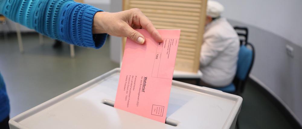 Im Briefwahlbüro im Stadthaus Potsdam darf schon gewählt werden.
