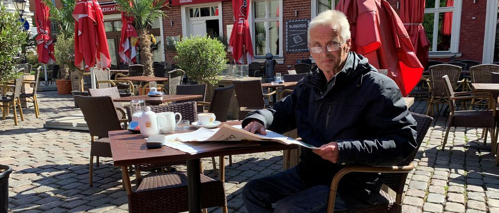 Pensionär Ingo sitzt im Café Heider. 