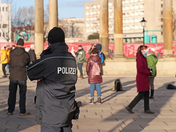 Im Dezember beendete die Polizei eine Corona-Demo vor dem Landtag, weil Abstände nicht eingehalten wurden.