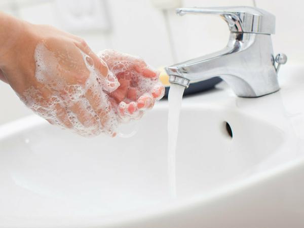 Regelmäßiges und gründliches Händewaschen mit Seife hilft dabei, die Gesundheit zu schützen. 