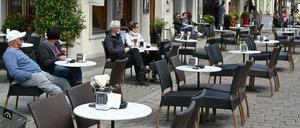 Trotz strahlender Sonne sind am Freitag die meisten Plätze vor einer Gaststätte an der Brandenburger Straße leer. 