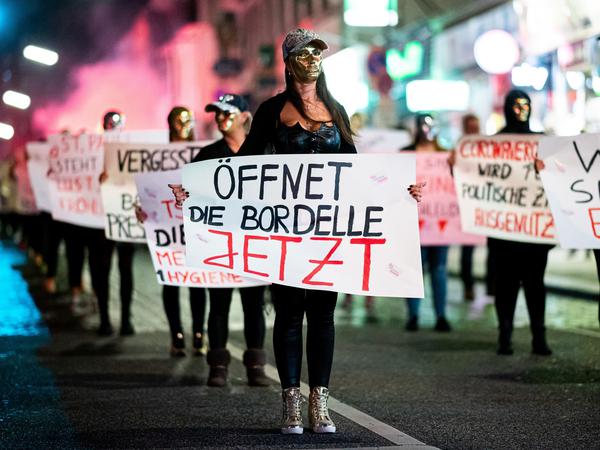Sexarbeiterinnen demonstrieren auf dem Hamburger Kiez gegen ein Arbeitsverbot im Rotlichtsektor.