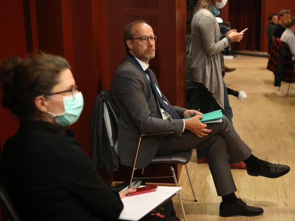 Klinikum-Geschäftsführer Steffen Grebner (r.) und die medizinische Geschäftsführerin Dorothea Fischer in der Sitzung des Hauptausschusses am 18. April.