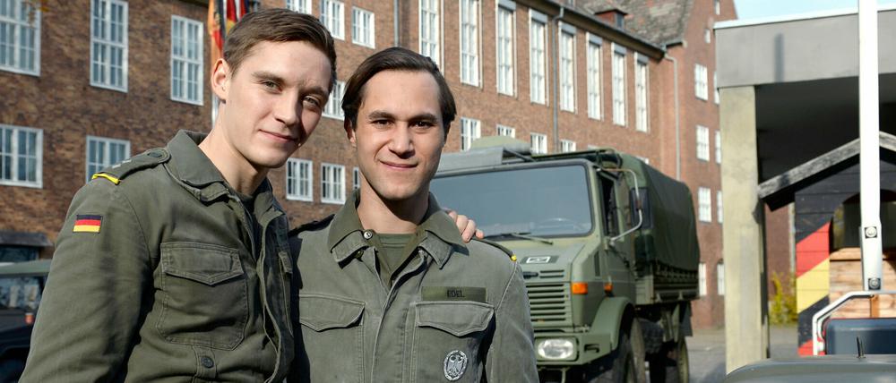 Erfolg in Serie. Jonas Nay (l.) und Ludwig Trepte am Rande der Dreharbeiten für "Deutschland 83" in Potsdam.