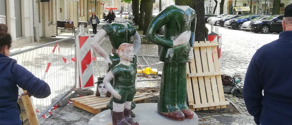 Die bekannte Potsdamer Keramikgruppe "Familie Grün" wird nach der Sanierung wieder am alten Standort in der Brandenburger Strasse aufgestellt.