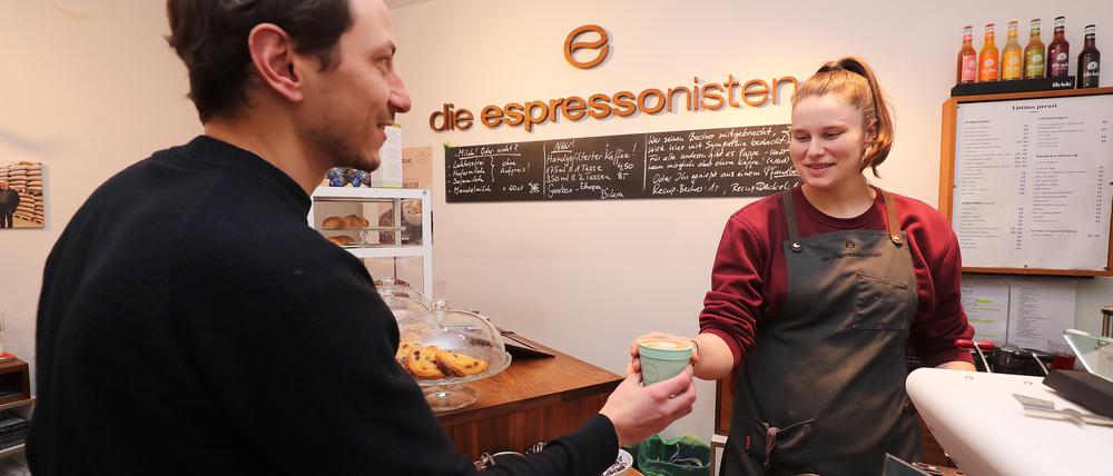 Die Espressonisten, hier Philipp und Lara, nutzen für Coffee to go das Recup-Pfandsystem.
