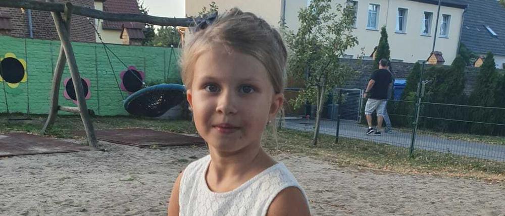Die siebenjährige Pia aus Potsdam ist an Krebs erkrankt. Ihre Eltern bitten um Spenden für eine Therapie in der Schweiz.